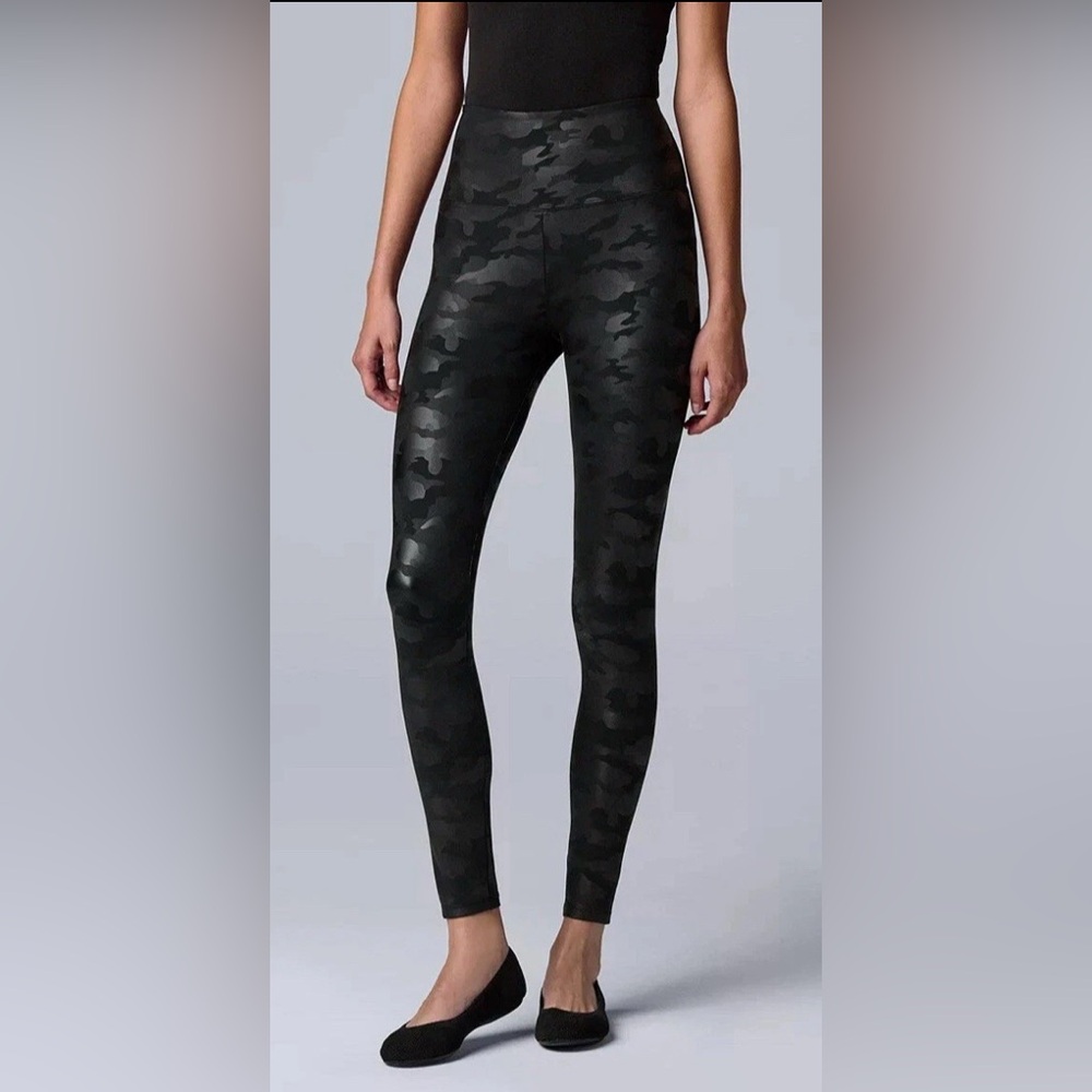 Simply Vera Wang Women's Black Camo HR Faux Leather Shaping Leggings - Sz L